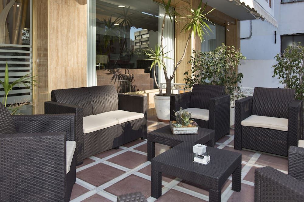 فندق Baviera - مربلّة - شرفة مرصوفة