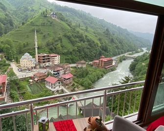 Vadidekal Suite Hotel - Çamlihemşin - Balcony