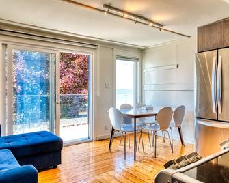 Suite 216: Beautiful 2-Bedroom Beachfront Suite - Wainfleet - Dining room