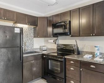 Life's a Beach - walk to everything in historic Carolina Beach! condo - Carolina Beach - Kitchen