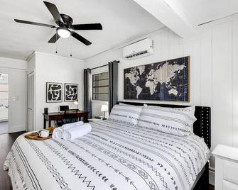 Cozy 4/2, Centrally Located, King Beds, Pergola, Hot Tub & Pool! - Casselberry - Bedroom