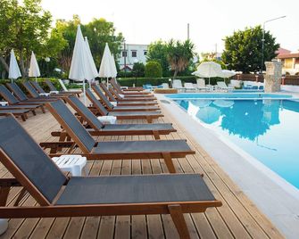 Silver Beach Hotel and Annexe Apartments - Roda - Piscina