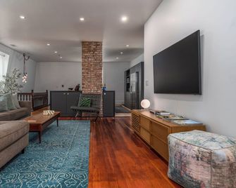 Spacious, Sleek, and Luxurious two-bedroom in Historic Westside of Providence - Providence - Living room