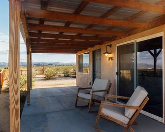 Secluded Retreat-Hot Tub, Fire Pit, Outdoor Shower - Joshua Tree - Balcony