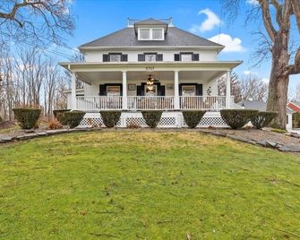 Civil War Era Home, W/ King Bed, Near Conesus Lake, Hot Tub & Game Room - Lakeville - Edificio