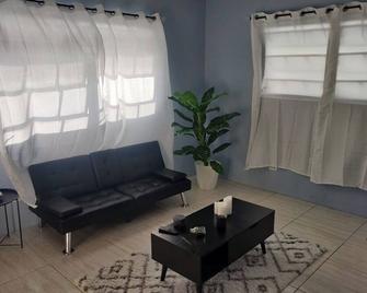 Charming family friendly home,furnished with parking facilities,near malls/beach - Nassau - Stue