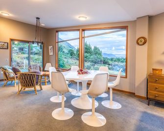 Cycle, fish, ski and relax. - Ohau - Comedor