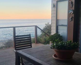 South Pacific Beach House - direct beach access - Ulladulla - Balcón