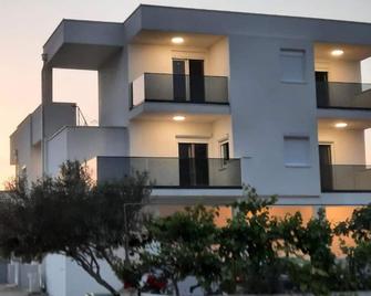 Apartments Matkovic - Vir - Gebouw