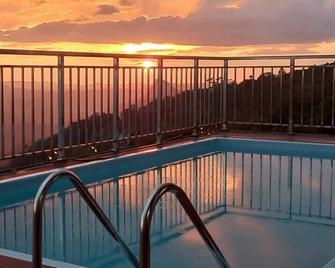 Misty Mountain Resort - Munnar - Bể bơi