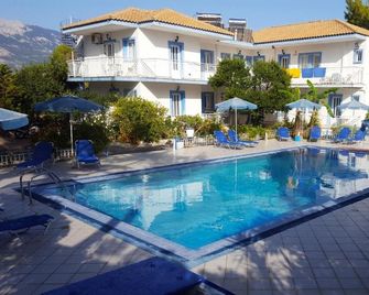Blue White Apartments - Kefallonia Poolside Retreats - Spartia - Басейн