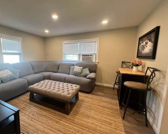 2nd Story Lake View, Private Deck- Close To Scranton, Honesdale & Elk Mountain! - Waymart - Sala de estar