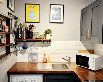 King Bed, Great Location, Close to City Centre/3Arena With Free Private Parking! - Dún Laoghaire - Cocina