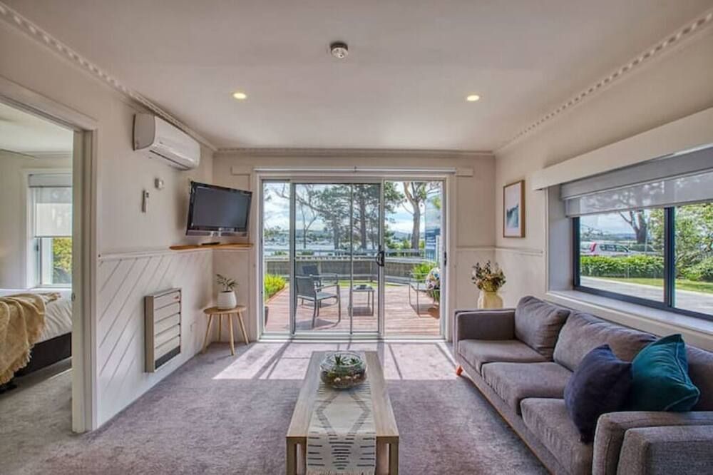 Georges Bay Apartments - St Helens - Вітальня