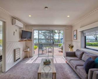 Georges Bay Apartments - St Helens - Вітальня