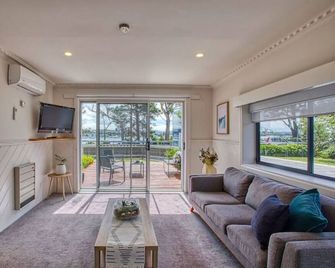 Georges Bay Apartments - St Helens - Вітальня