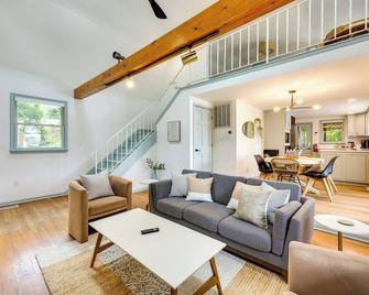 Waterfront Heathsville Cottage with Dock and Hot Tub! - Reedville - Living room