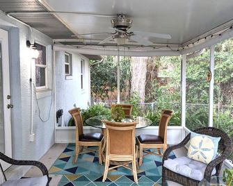 Waterfront Hideaway - Floral City - Comedor