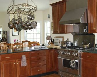 Beautiful Berkshire Home - Enjoy summer, fall & winter attractions - Sheffield - Kitchen