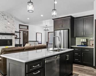 New, charming custom home - Sturgeon Bay - Cocina