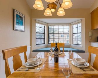 Prime Location! Fully Equipped Kitchen, Parking Onsite! - Окснард - Їдальня