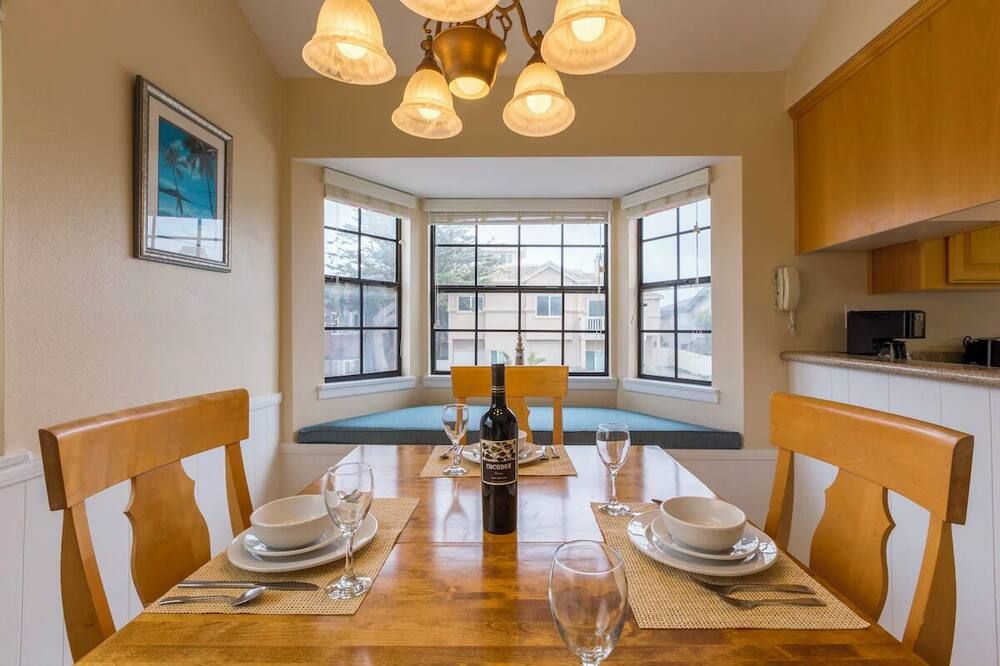 Prime Location! Fully Equipped Kitchen, Parking Onsite! - אוקסנרד - חדר אוכל