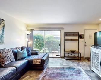 2 Bed 2 Bath Vacation home in Scottsdale - Scottsdale - Living room