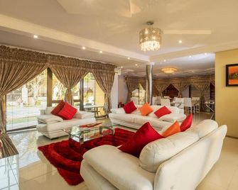 Ezulwini Guest House - Standard Double Room with balcony pool view, 2 guests - Ballito - Living room