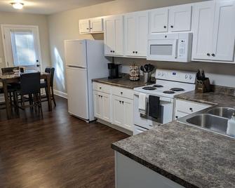 New, Downtown Perry - 2 Miles to Fairgrounds, Pets OK - Perry - Kitchen