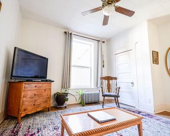 Historic 1 Bedroom Apartment Downtown Near Shopping Restaurants & Sealife Center - Seward - Salon