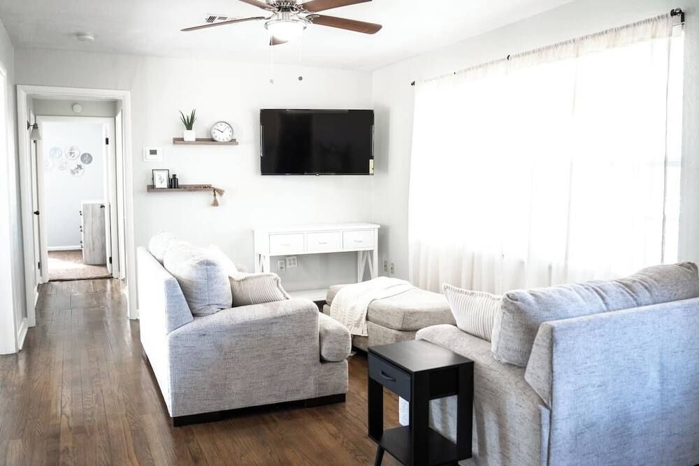 Indie vibe fire pit 3 BR minutes to ECU - Ada - Huiskamer