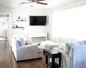 Indie vibe fire pit 3 BR minutes to ECU - Ada - Wohnzimmer
