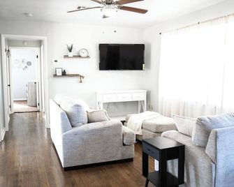 Indie vibe fire pit 3 BR minutes to ECU - Ada - Huiskamer