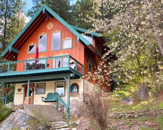 Tamarack Haus Hot Tub and EV Charging Walk Dtwn! - Leavenworth - Building