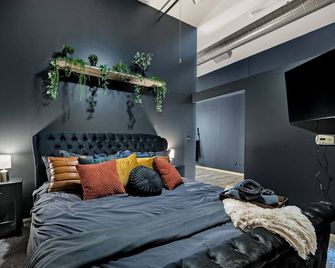 Huge King Bed Loft Downtown - Balcony - Grocery - Brewery - Court Ave Nightlife - Des Moines - Bedroom