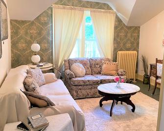 Top Floor Historic Limestone Property Downtown - Hays - Living room