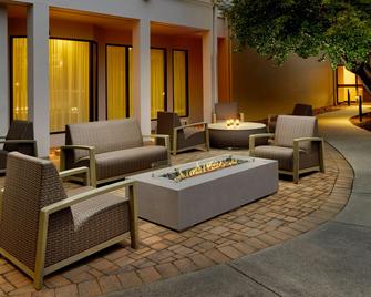 Courtyard by Marriott Charlottesville - Charlottesville - Patio