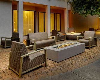 Courtyard by Marriott Charlottesville - Charlottesville - Patio