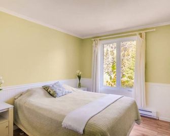 Tranquil Riverfront Chalet With Hot Tub - St-Raymond - Habitación