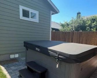 Light, bright & clean, studio guest suite with private entrance and hot tub! - Redmond