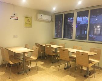 7Days Inn Luohe Forest Park Heshang Street Ancient Town - Luohe - Restaurante