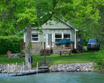 Lakefront Escape with Boat Slip on Lake George - Ticonderoga - Gebouw