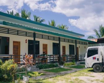 Seaside Bliss: Tranquil Living for up to Four Guests - Hinoba-an - Edificio