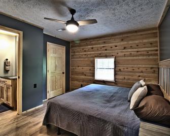 Moonshine Cabin with a nice yard on the creek in the shadows of the Smokies - Newport - Bedroom