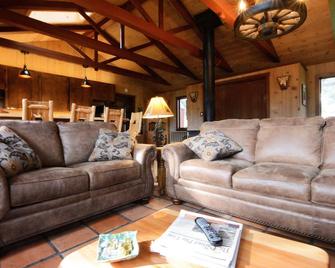 A Cozy Rustic Cabin Retreat - Carmel Valley - Sala de estar