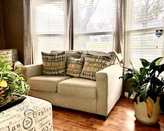 Becky & Marvels 420 with a rentable room - Kansas City - Living room
