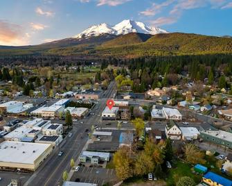Summit Lofts, Downtown Mt Shasta, Queen Bed, #208 - Mount Shasta