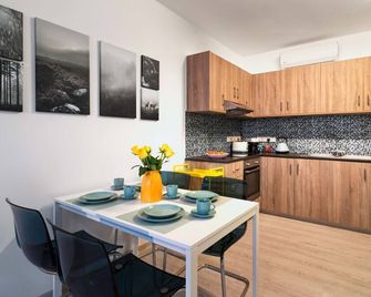 Charming 2-bedroom mas with AC, WiFi in Germasogeia a stones throw from the Sea - Germasogeia - Cocina