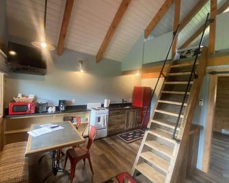 Skywater Cabins - Hamilton - Kitchen