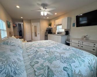 Walk to Indian Rocks Beach”The Sweet” - Largo - Bedroom